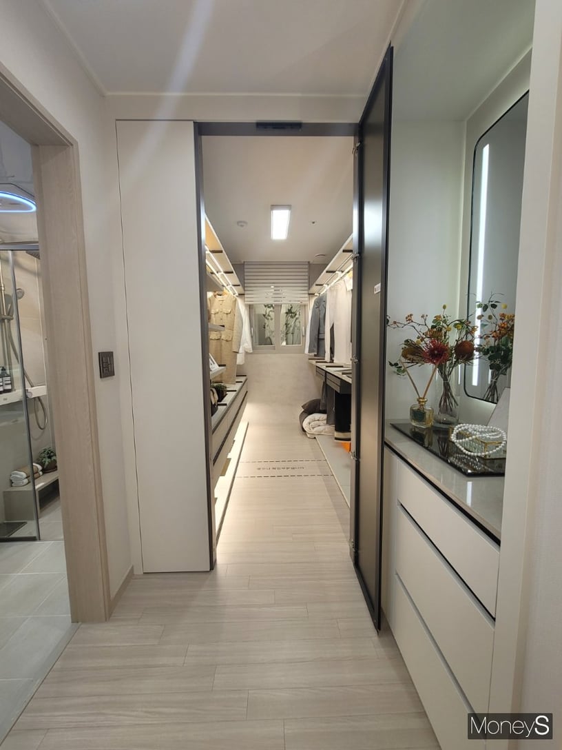 안방에는 좌측에는 부부욕실, 가운데는 넓은 드레스룸이 자리잡고 있다. /사진=신유진 기자